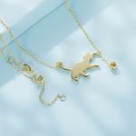 Ezüst nyaklánc macskamedállal aranyszínben