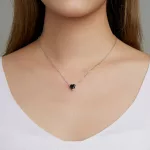 Ezüst női nyaklánc fekete szívvel
