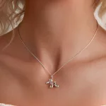 Ezüst női nyaklánc uszkármedállal