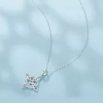 Ezüst nyaklánc virágmedállal, vintage stílusban