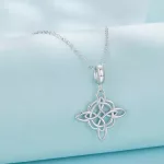 Ezüst nyaklánc virágmedállal, vintage stílusban