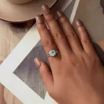 Ezüstgyűrű zöld ékszerüveggel, 6-os méret
