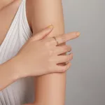 Ezüstgyűrű színes cirkóniumkristállyal aranyszínben, 7-es méret