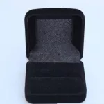 Fekete, műanyag ékszerdoboz 5,3x5,8cm